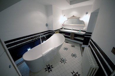 Exempel på ett amerikanskt badrum