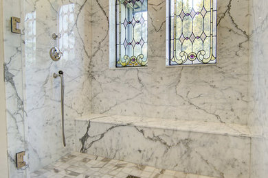Пример оригинального дизайна: большая главная ванная комната в классическом стиле с душем в нише, серой плиткой, белой плиткой, мраморной плиткой, душем с распашными дверями, бежевыми стенами, мраморным полом и белым полом