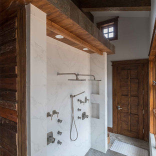 Inspiration för stora rustika en-suite badrum, med släta luckor, skåp i mörkt trä, ett japanskt badkar, stenkakel, klinkergolv i keramik och bänkskiva i akrylsten