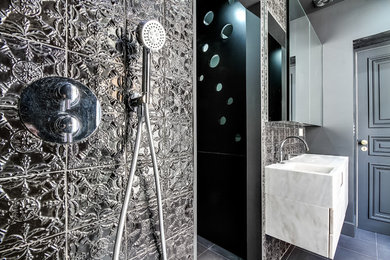 Kleines Modernes Duschbad mit Einbauwaschbecken, Marmor-Waschbecken/Waschtisch, Duschnische, Toilette mit Aufsatzspülkasten, schwarzen Fliesen, Keramikfliesen, schwarzer Wandfarbe und Marmorboden in Paris