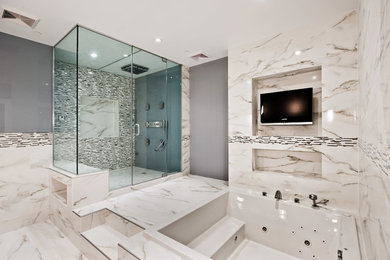ニューヨークにあるコンテンポラリースタイルのおしゃれな浴室 (壁付け型シンク、ドロップイン型浴槽、オープン型シャワー、壁掛け式トイレ、白いタイル、磁器タイル、白い壁、大理石の床) の写真