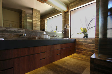 Пример оригинального дизайна: ванная комната в современном стиле с плоскими фасадами, фасадами цвета дерева среднего тона, монолитной раковиной, столешницей из искусственного кварца, открытым душем, керамогранитной плиткой и паркетным полом среднего тона