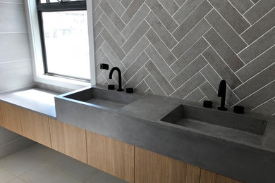 Exempel på ett mellanstort modernt grå grått en-suite badrum, med släta luckor, skåp i ljust trä, grå kakel, keramikplattor, klinkergolv i keramik, bänkskiva i betong och grått golv