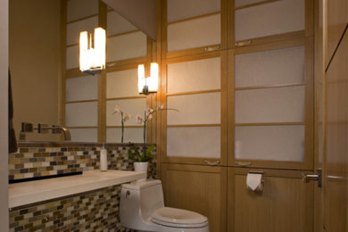 Modelo de cuarto de baño principal tradicional renovado grande con armarios con paneles empotrados, puertas de armario amarillas y baldosas y/o azulejos multicolor