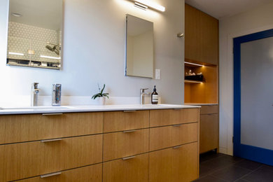 Modelo de cuarto de baño retro con armarios con paneles lisos, puertas de armario de madera oscura, encimera de acrílico y encimeras blancas