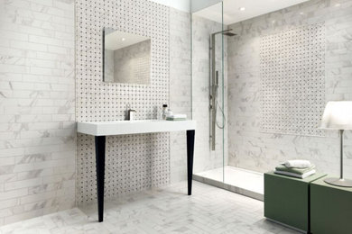 Foto på ett stort funkis en-suite badrum, med vita skåp, ett fristående badkar, vit kakel, vita väggar, öppna hyllor, en öppen dusch, marmorkakel, ett integrerad handfat, med dusch som är öppen, marmorgolv och vitt golv