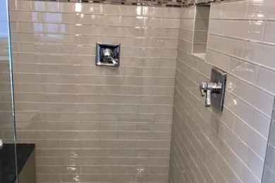 Idéer för att renovera ett stort vintage en-suite badrum, med en dusch i en alkov, grå kakel, glaskakel, grå väggar, mosaikgolv, flerfärgat golv och dusch med gångjärnsdörr