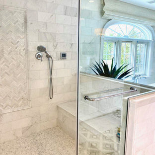 Inspiration för ett stort vintage vit vitt en-suite badrum, med luckor med infälld panel, vita skåp, ett fristående badkar, en dubbeldusch, en toalettstol med separat cisternkåpa, vit kakel, marmorkakel, grå väggar, marmorgolv, ett undermonterad handfat, bänkskiva i kvartsit, grått golv och dusch med gångjärnsdörr