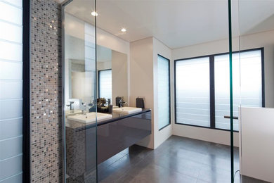 ブリスベンにある高級な広いコンテンポラリースタイルのおしゃれな浴室の写真