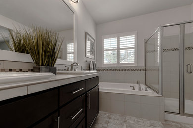 Diseño de cuarto de baño de estilo americano con armarios estilo shaker, bañera encastrada, ducha esquinera, paredes blancas, suelo de baldosas de cerámica y lavabo encastrado