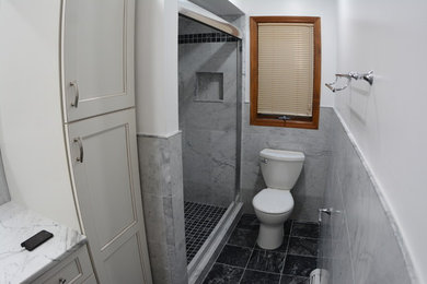 Modelo de cuarto de baño principal de estilo americano de tamaño medio con baldosas y/o azulejos blancos, baldosas y/o azulejos de mármol y encimera de mármol