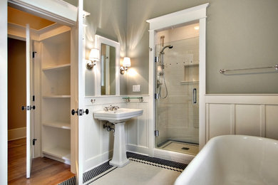 シアトルにあるトランジショナルスタイルのおしゃれな浴室 (ペデスタルシンク、猫足バスタブ、アルコーブ型シャワー、グレーの壁、セラミックタイルの床) の写真