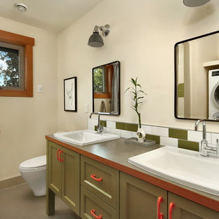 Foto di una stanza da bagno per bambini rustica con ante con riquadro incassato, ante verdi, vasca/doccia, piastrelle multicolore, piastrelle in ceramica, pavimento in linoleum, lavabo da incasso, top in laminato, pavimento grigio, doccia con tenda, top grigio e pareti beige