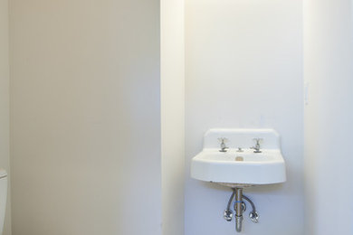 Modelo de cuarto de baño ecléctico pequeño con baldosas y/o azulejos blancas y negros, baldosas y/o azulejos de cerámica, suelo con mosaicos de baldosas y lavabo suspendido