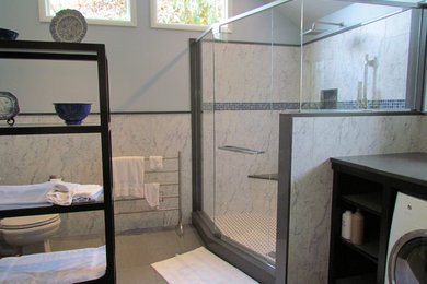 他の地域にある広いコンテンポラリースタイルのおしゃれなマスターバスルーム (ダブルシャワー、分離型トイレ、セラミックタイル) の写真