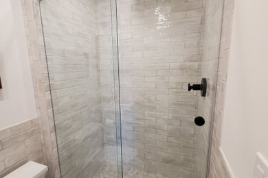 Idée de décoration pour une salle de bain minimaliste de taille moyenne.