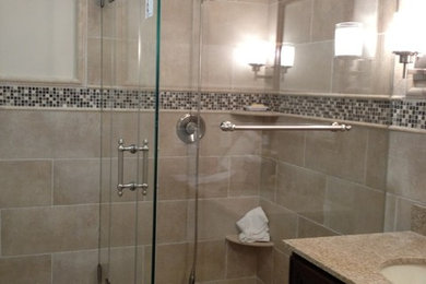 Modelo de cuarto de baño actual de tamaño medio con ducha esquinera, baldosas y/o azulejos de cerámica, paredes blancas y suelo de baldosas de cerámica