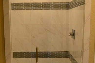 Diseño de cuarto de baño principal actual de tamaño medio
