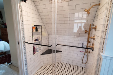 Cette image montre une salle de bain minimaliste de taille moyenne.