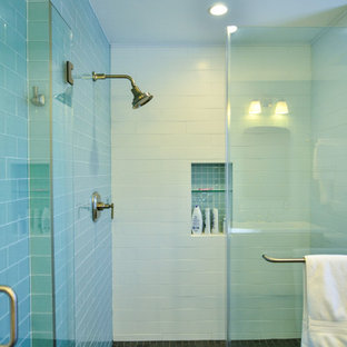 Idées déco pour une grand salle de bain principale moderne avec un lavabo encastré, un placard à porte shaker, des portes de placard en bois sombre, un plan de toilette en quartz, une douche ouverte, un carrelage bleu, un carrelage en pâte de verre, un mur bleu et un sol en ardoise.