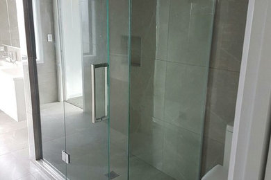 Imagen de cuarto de baño actual grande con ducha esquinera y ducha con puerta con bisagras