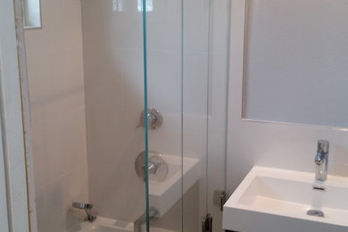 サンフランシスコにある中くらいなトラディショナルスタイルのおしゃれなバスルーム (浴槽なし) (シャワー付き浴槽	、グレーの壁、一体型シンク、人工大理石カウンター、開き戸のシャワー) の写真