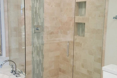 マイアミにあるコンテンポラリースタイルのおしゃれな浴室 (コーナー設置型シャワー、開き戸のシャワー) の写真