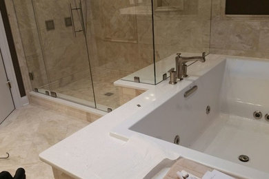Foto de cuarto de baño principal actual grande con bañera encastrada, ducha esquinera, baldosas y/o azulejos beige y suelo de baldosas de cerámica