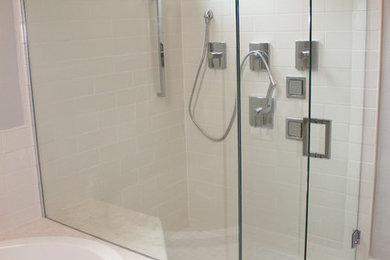 Diseño de cuarto de baño principal contemporáneo con bañera encastrada, ducha esquinera, paredes beige y suelo de baldosas de porcelana