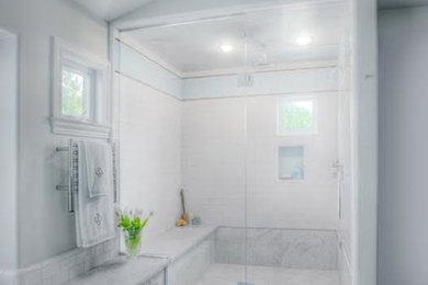 Diseño de cuarto de baño principal romántico de tamaño medio con encimera de mármol, bañera esquinera, ducha empotrada, baldosas y/o azulejos blancos, baldosas y/o azulejos de cemento, paredes blancas y suelo de mármol