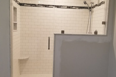 Exempel på ett modernt badrum, med dusch med gångjärnsdörr