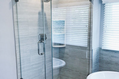 Ejemplo de cuarto de baño principal retro de tamaño medio con bañera con patas y combinación de ducha y bañera