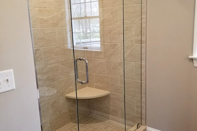 Modern inredning av ett badrum, med dusch med gångjärnsdörr