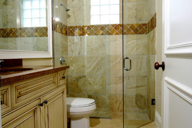 Modelo de cuarto de baño tradicional de tamaño medio con ducha abierta