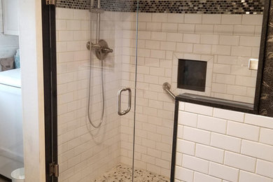 Cette image montre une salle de bain rustique avec une cabine de douche à porte battante.