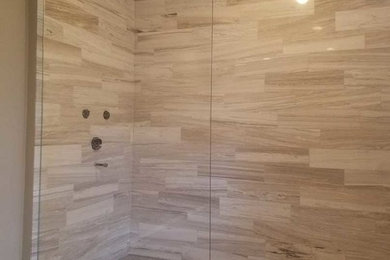 Imagen de cuarto de baño moderno con ducha abierta y ducha abierta