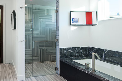 Cette photo montre une salle de bain principale moderne avec des portes de placard noires, une baignoire encastrée, une douche à l'italienne, un carrelage noir et blanc, un carrelage gris, un carrelage blanc, des carreaux de porcelaine, un mur blanc, un sol en carrelage de porcelaine et un plan de toilette en granite.