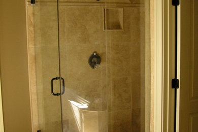 Mittelgroßes Klassisches Duschbad mit schwarzen Schränken, offener Dusche, Toilette mit Aufsatzspülkasten, schwarzen Fliesen, Keramikfliesen, beiger Wandfarbe, Keramikboden, Einbauwaschbecken und Granit-Waschbecken/Waschtisch in Raleigh