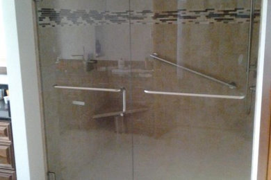 シアトルにあるおしゃれな浴室 (アルコーブ型シャワー、ベージュのタイル) の写真