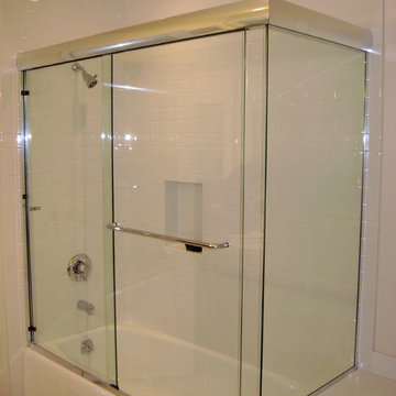 Frameless sliding doors on a tub
