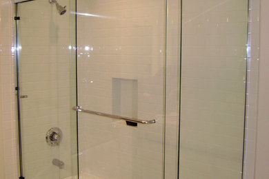 Imagen de cuarto de baño principal moderno de tamaño medio con bañera empotrada, combinación de ducha y bañera, baldosas y/o azulejos blancos y baldosas y/o azulejos de cemento