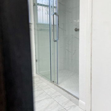 Frameless sliding shower door