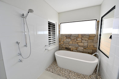 Mittelgroßes Modernes Badezimmer En Suite mit freistehender Badewanne, offener Dusche, weißen Fliesen, Keramikfliesen, weißer Wandfarbe und Porzellan-Bodenfliesen in Dunedin