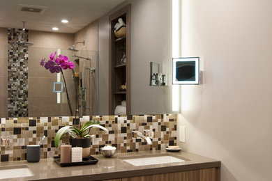 Inspiration för mellanstora moderna en-suite badrum, med ett undermonterad handfat, släta luckor, skåp i slitet trä, bänkskiva i kvartsit, en kantlös dusch, en vägghängd toalettstol, grå kakel, porslinskakel, grå väggar och klinkergolv i porslin