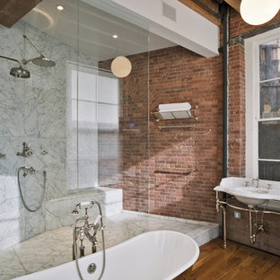Ispirazione per una grande stanza da bagno padronale industriale con piastrelle bianche, piastrelle grigie, vasca freestanding, doccia alcova, piastrelle di marmo, pareti rosse, pavimento in legno massello medio, lavabo a consolle, top in marmo, nessun'anta, ante in legno scuro, pavimento marrone e doccia aperta