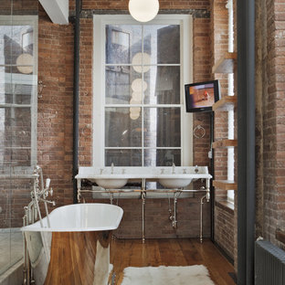 Esempio di una grande stanza da bagno padronale industriale con vasca freestanding, doccia alcova, pareti rosse, pavimento in legno massello medio, lavabo a consolle, top in marmo, nessun'anta, ante in legno scuro, piastrelle rosse e doccia aperta