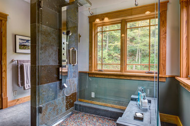 Imagen de cuarto de baño principal de estilo americano grande con puertas de armario de madera oscura, baldosas y/o azulejos multicolor, baldosas y/o azulejos de piedra, paredes beige y suelo de baldosas de porcelana