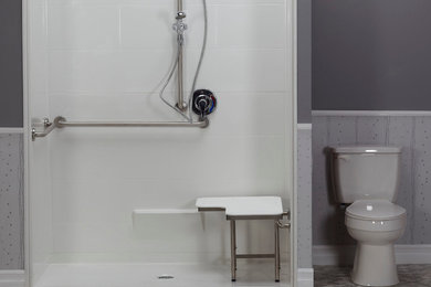 Diseño de cuarto de baño contemporáneo de tamaño medio con ducha a ras de suelo, sanitario de dos piezas, paredes grises, suelo de linóleo, baldosas y/o azulejos grises, suelo gris y ducha con cortina