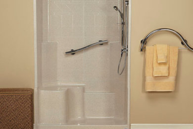 Ejemplo de cuarto de baño actual con ducha empotrada, paredes amarillas y suelo de linóleo