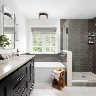 Idee per una grande stanza da bagno padronale classica con ante in stile shaker, ante nere, doccia ad angolo, piastrelle diamantate, pareti bianche, pavimento in marmo, top in quarzo composito, pavimento beige, porta doccia a battente, top beige, vasca ad alcova, piastrelle grigie e lavabo sottopiano